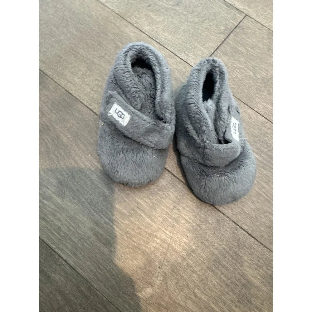 UGG Slippers Baby Girls Size 4.5 Gray Fuzzy Bootie Ankle Hook Loop Non Slip Sole